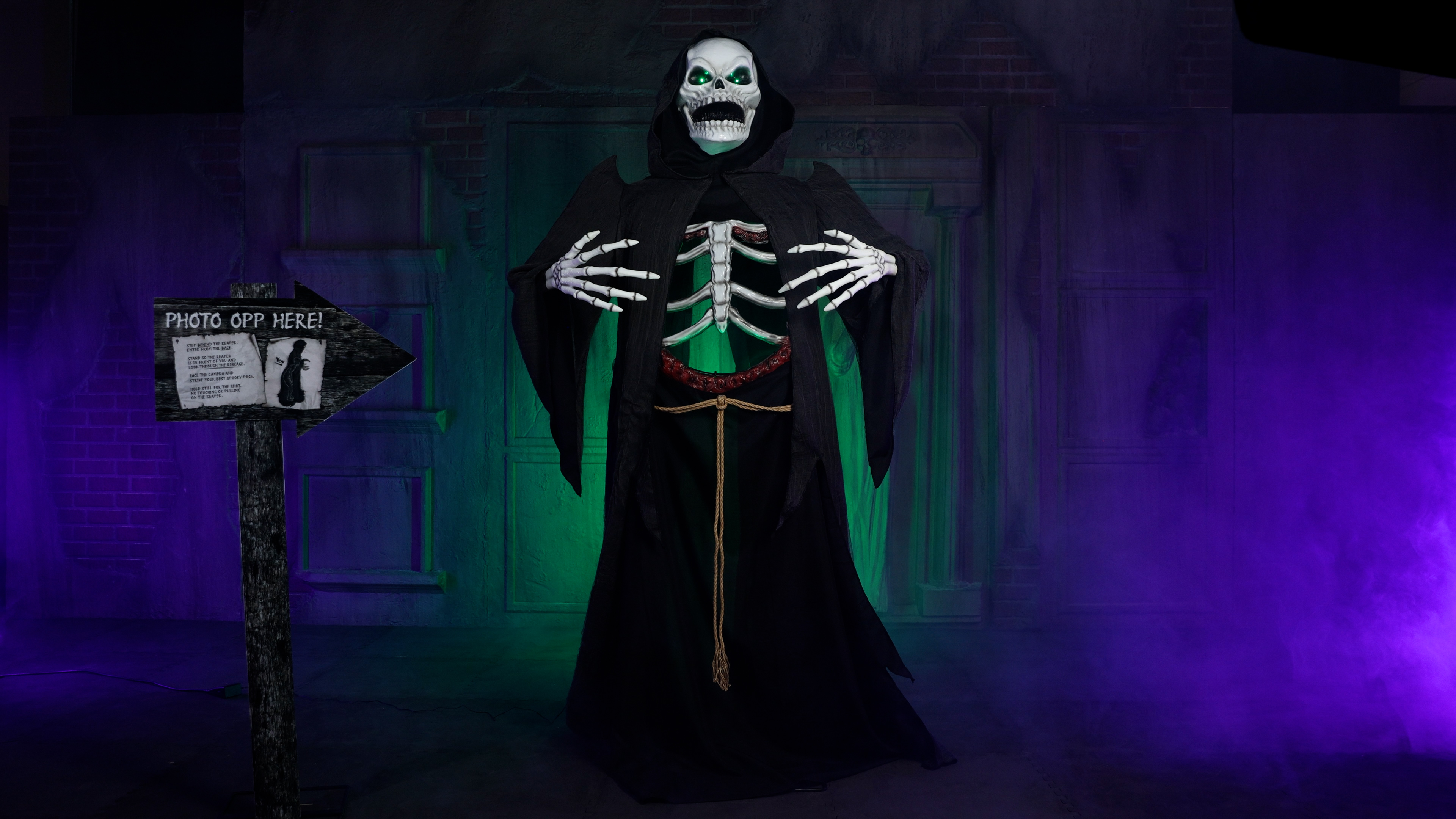 FUN98782 - 7 ft Halifax the Hungry Photo Booth Reaper Animatronic Decoration